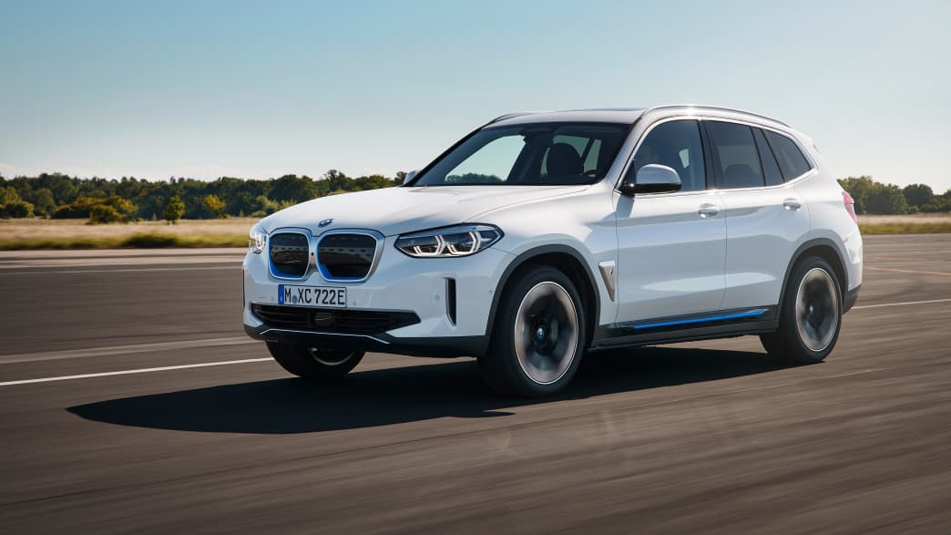 Front und Seitenansicht eines fahrenden BMW iX3