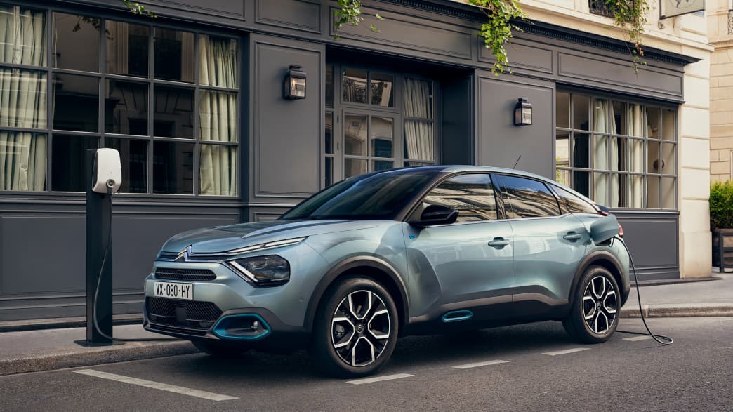 Ein Citroen e-C4 an der Ladesäule