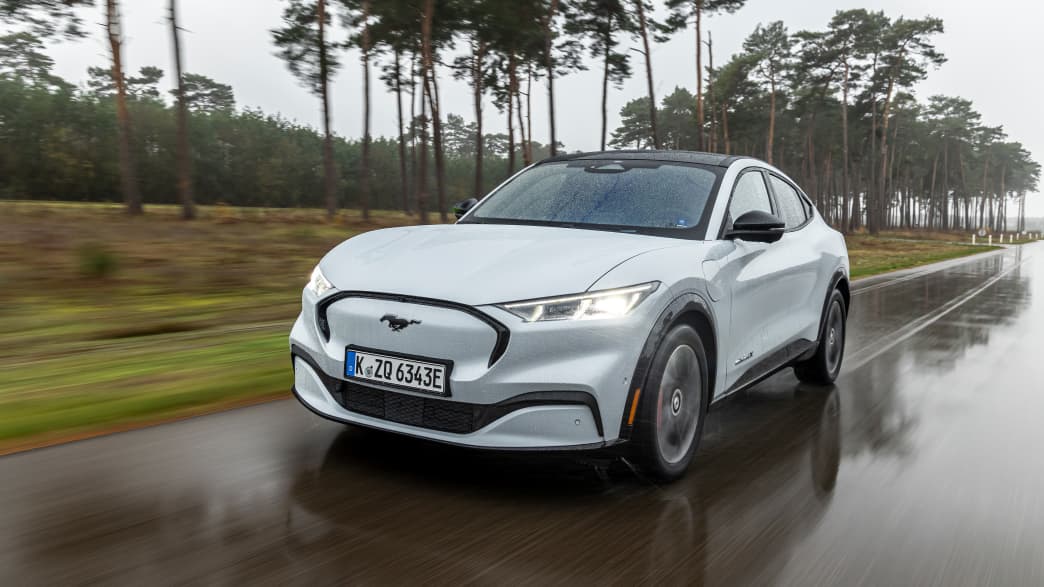 Frontansicht eines fahrenden Ford Mustang Mach-E