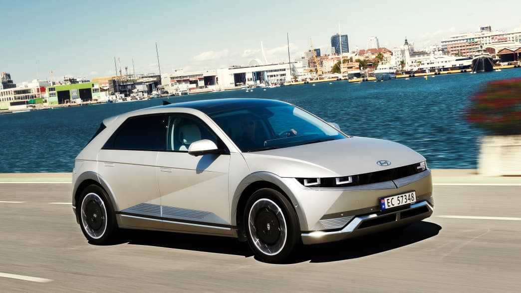 Seitenansicht eines fahrenden Hyundai Ioniq 5
