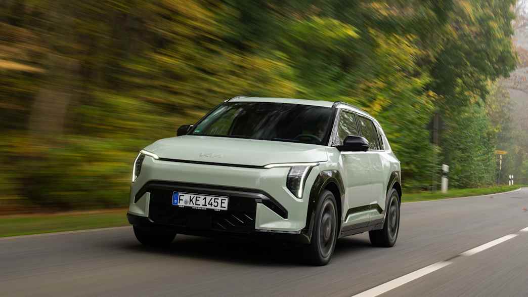 Frontansicht eines fahrenden Kia EV4