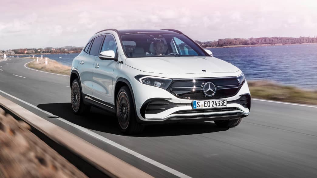 Front und Seitenansicht eines fahrenden Mercedes EQA