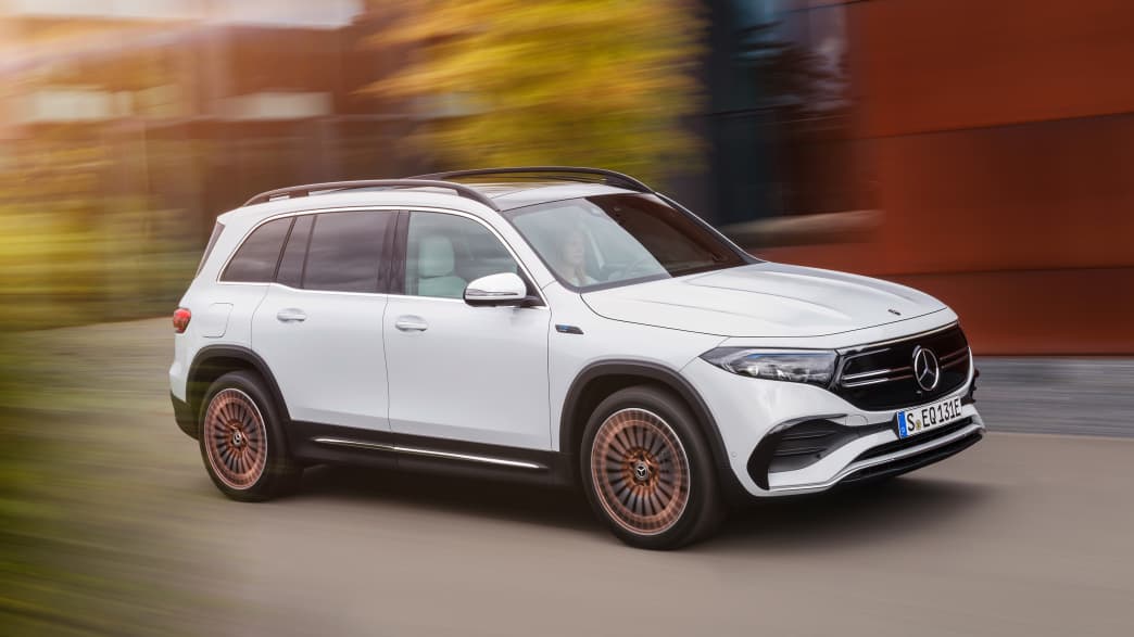Seitenansicht eines fahrenden Mercedes EQB