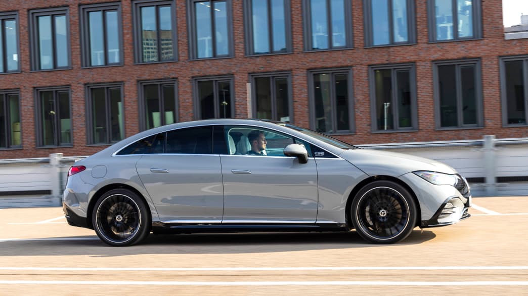 Seitenansicht eines fahrenden Mercedes EQE