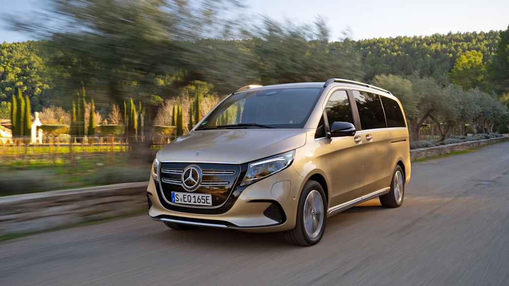 Frontansicht eines fahrenden Mercedes EQV