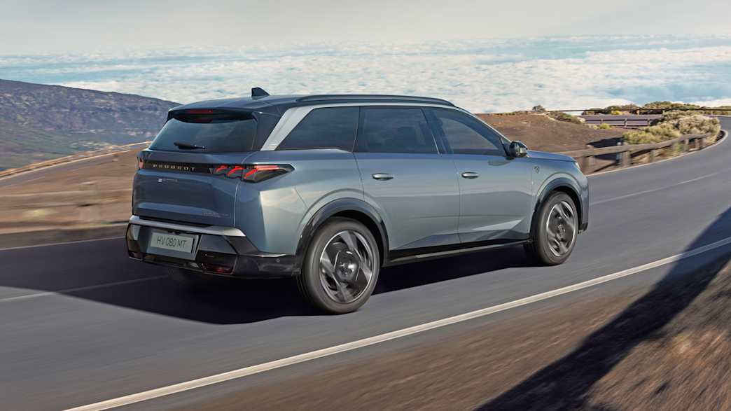 Heck und Seitenansicht eines fahrenden Peugeot e-5008