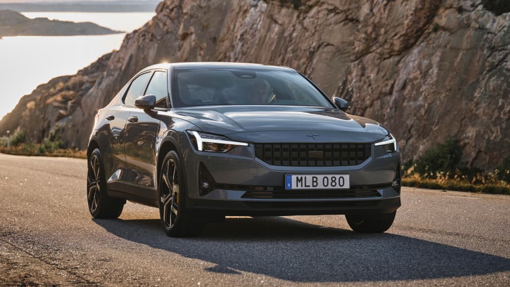 Frontansicht eines fahrenden Polestar 2