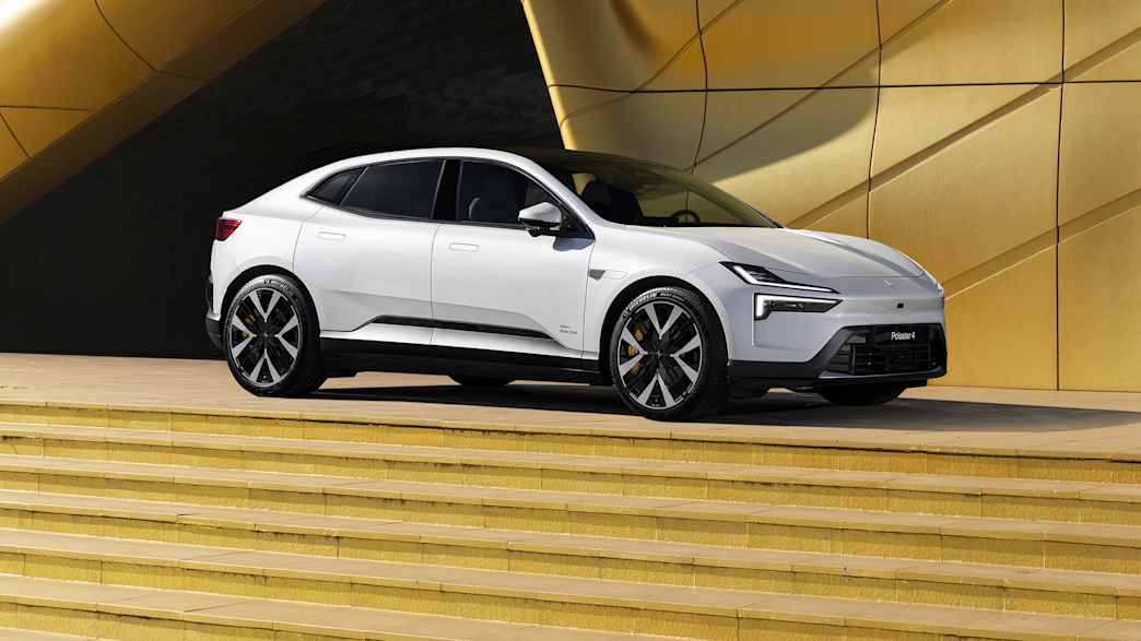 Seitenansicht eines stehenden Polestar 4