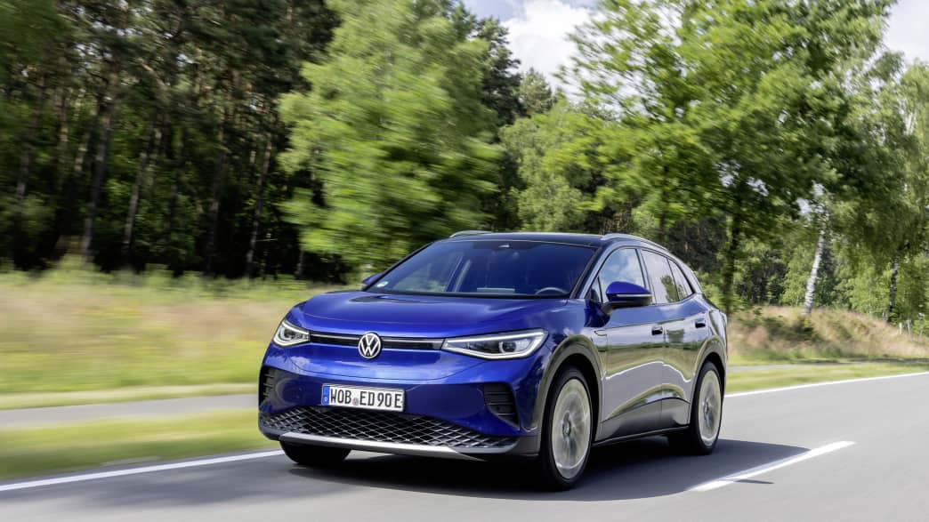 Front und Seitenansicht eines fahrenden VW ID4