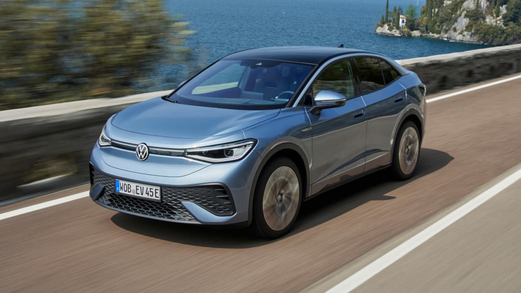 Front und Seitenansicht eines fahrenden VW ID5