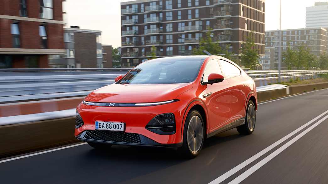 Vorderansicht eines fahrenden Xpeng G6