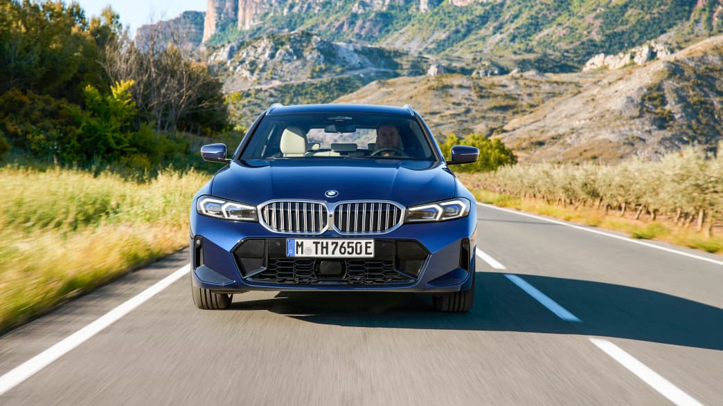 Facelift für den neuen BMW 3er - die Front des dunkelblauen Models während der Fahrt