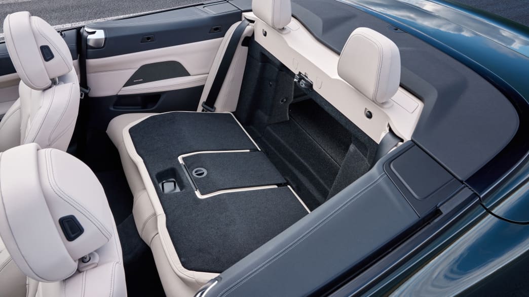 Die umgeklappte Rückbank eines BMW 4er Cabrio