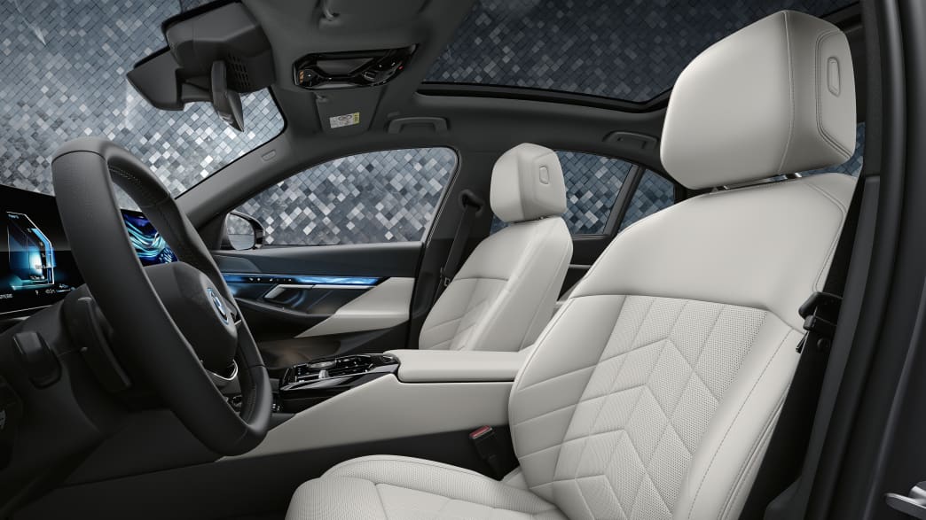 Das Lenkrad und die weißen Kunstledersitze im neuen BMW 530e