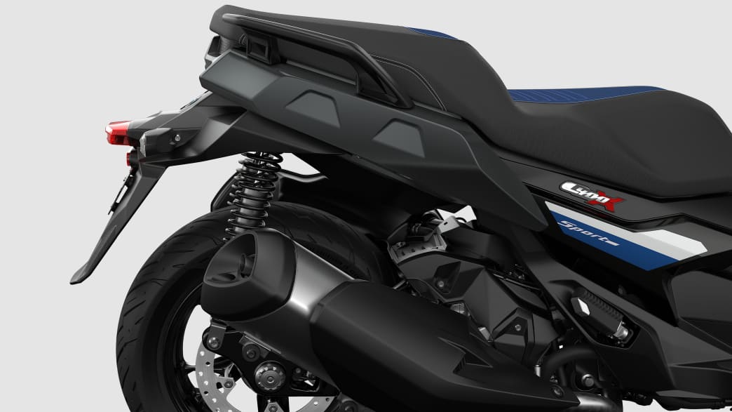 Studioaufnahme von Auspuff, Federung und Sitzbank des BMW C 400 X Scooter