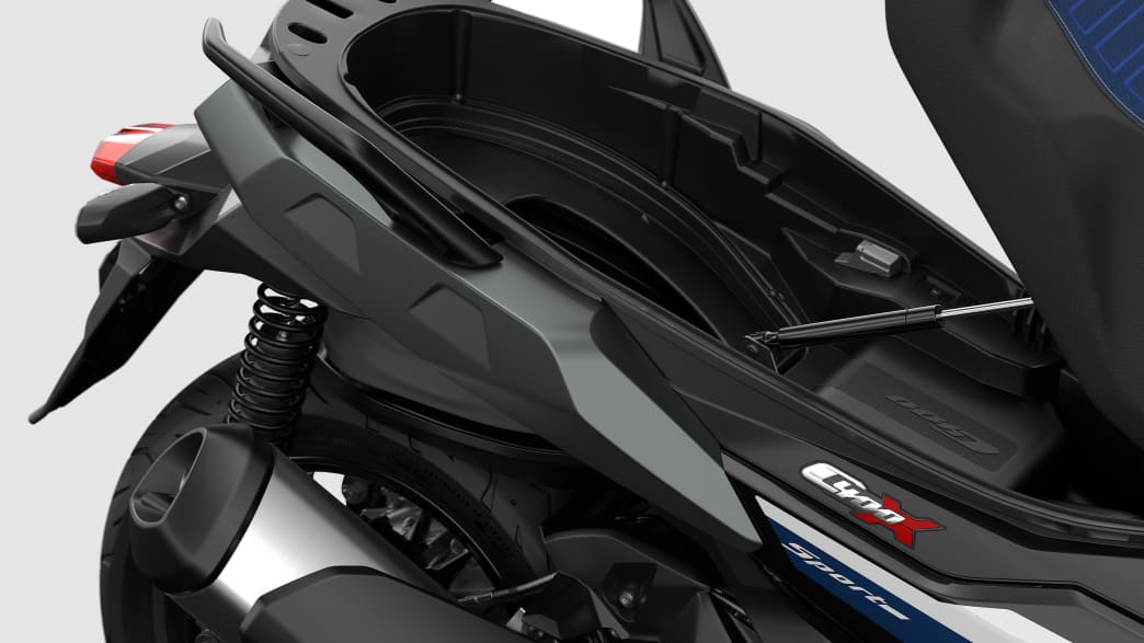Die Gepäckbox unter der Stizbank des BMW C 400 X Scooters