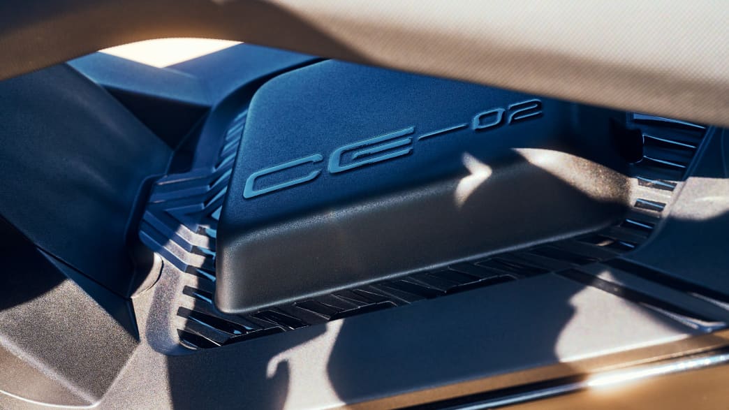 Detailaufnahme des Schriftzugs CE-02 auf einer BMW CE 02