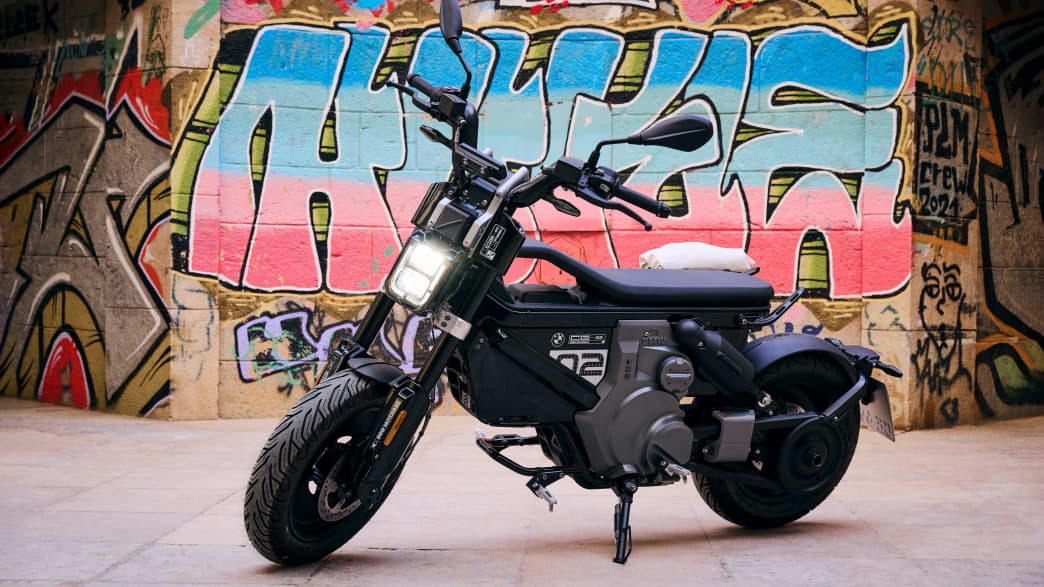 Seitenansicht einer stehenden BMW CE 02