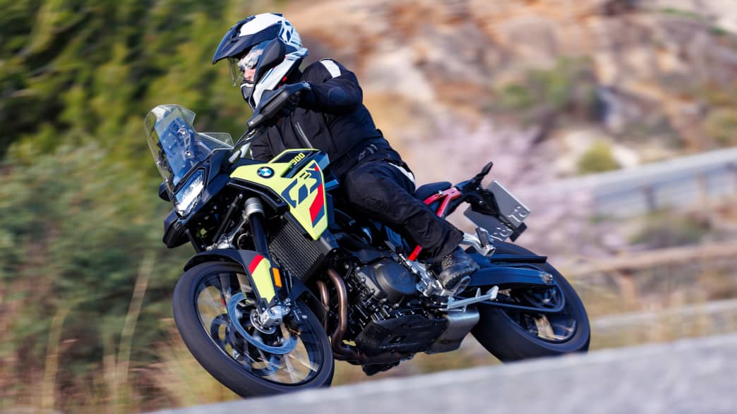 Front und Seitenansicht einer fahrenden BMW F 900 GS