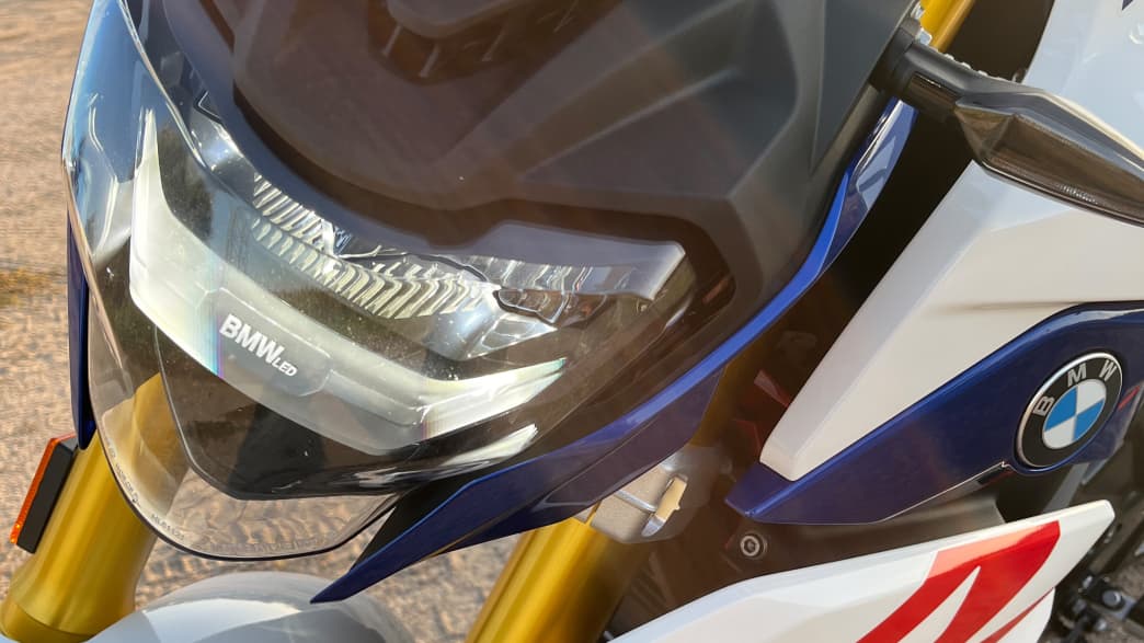 Das Frontlicht einer BMW G310 R Maschine