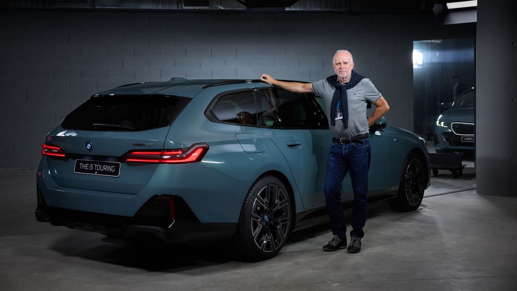 ADAC Redakteur Wolfgang Rudschies steht neben einem BMW i5