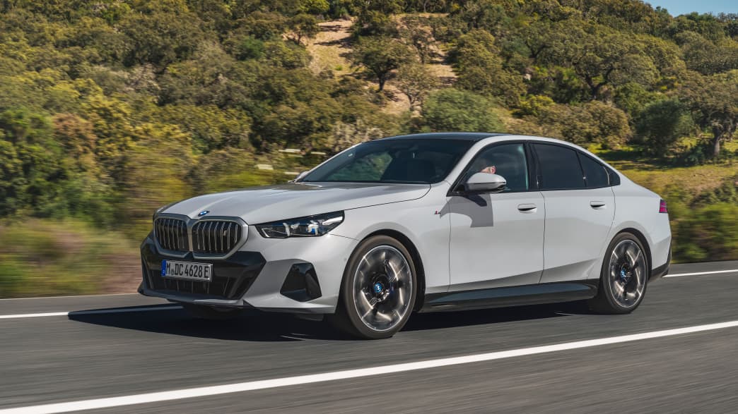 Seitenansicht eines fahrenden BMW i5