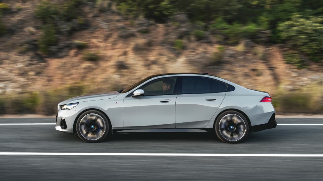 Seitenansicht eines fahrenden BMW i5