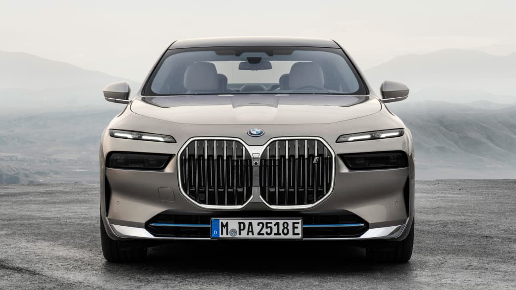 Frontansicht eines stehenden BMW i7