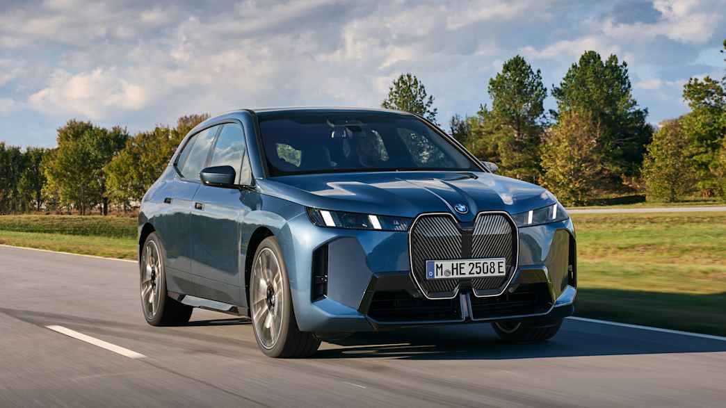 Frontansicht eines fahrenden BMW iX nach Facelift