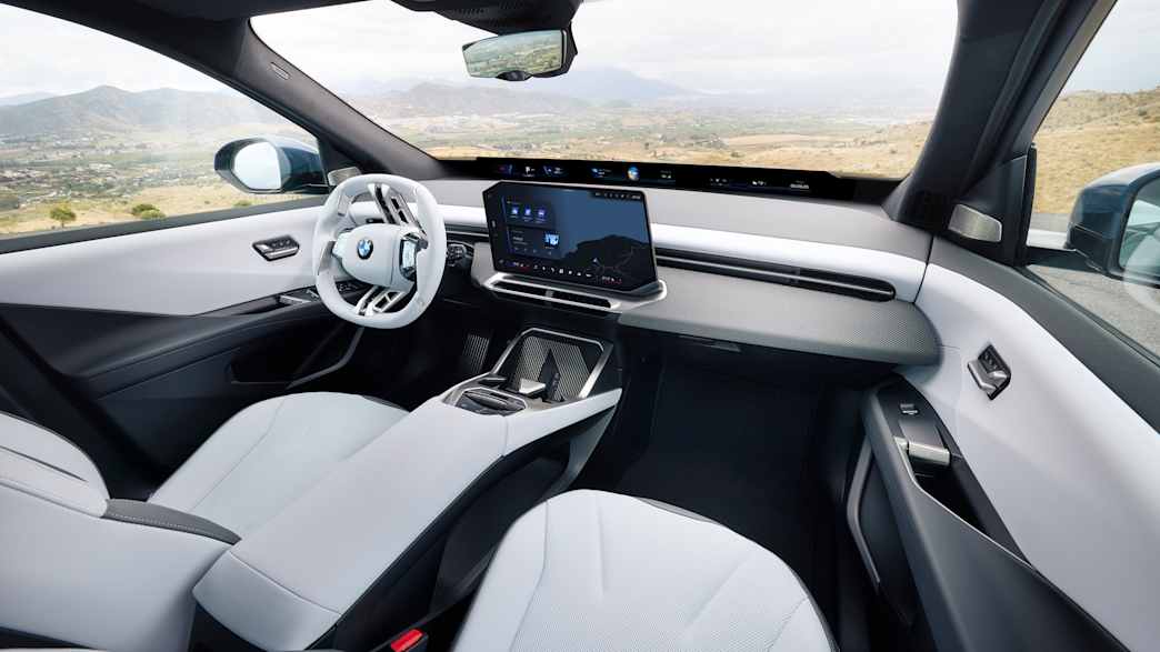 Nahaufnahme des Cockpits im BMW iX3, Fokus auf Lenkrad und Instrumententafel.