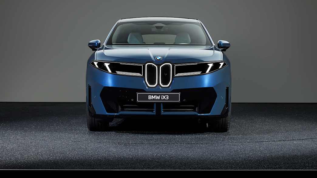 Frontansicht des geparkten BMW iX3 mit sichtbarem Kühlergrill und Scheinwerfern.