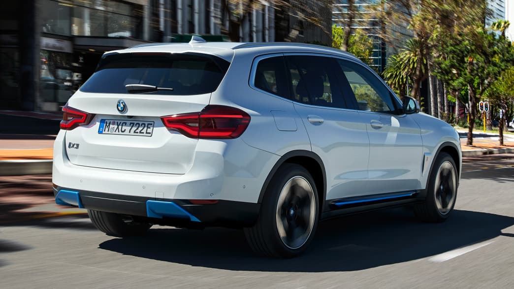 Heck des BMW ix3 fahrend