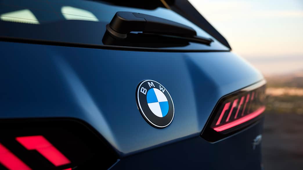 Nahaufnahme des BMW-Logos auf dem Heck des BMW iX3.