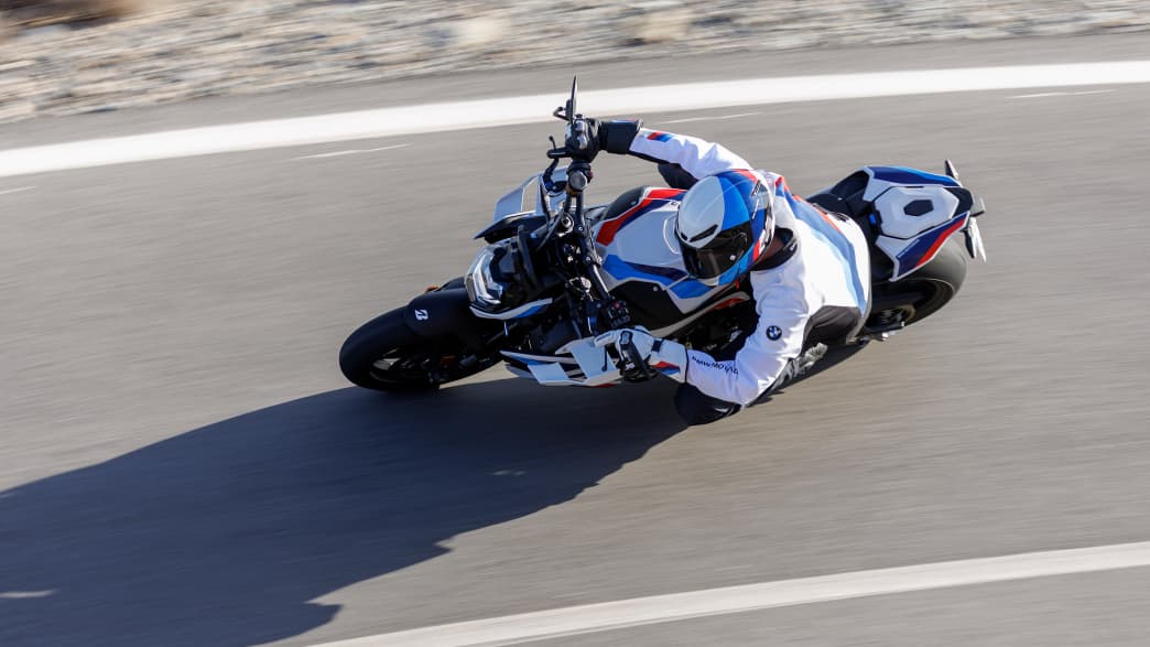 Die BMW M 1000 R fahrend von oben