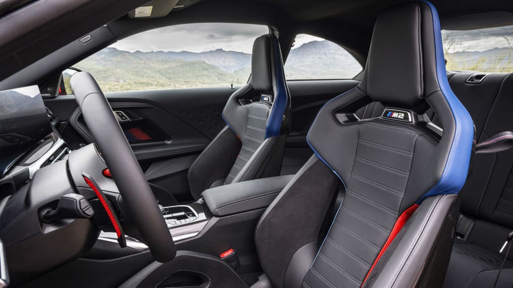 Innenaufnhame des BMW M2 mit Fahrersitz und Lenkrad