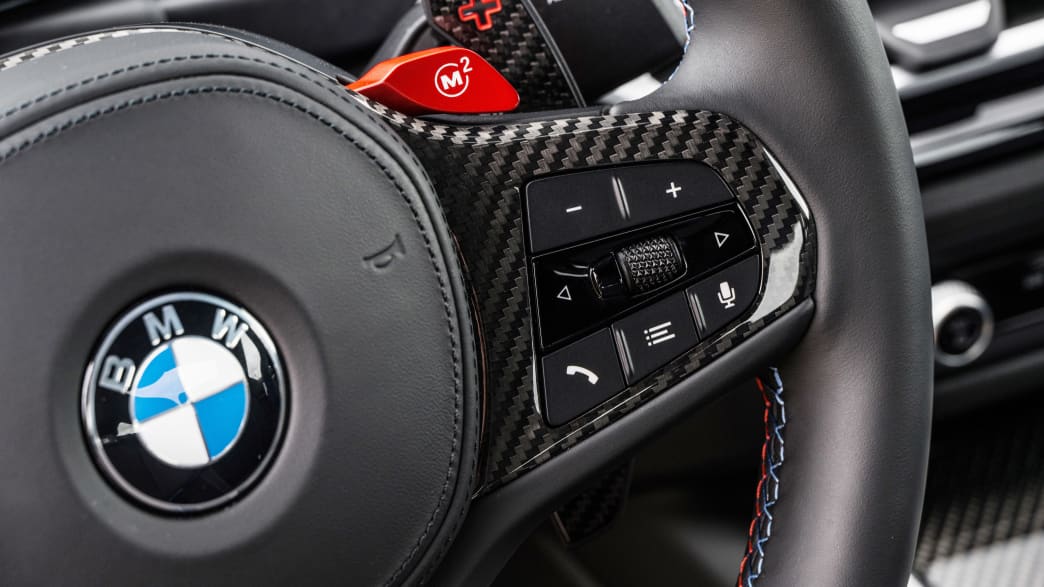 Detailaufnahme des Lenkrads des BMW M2