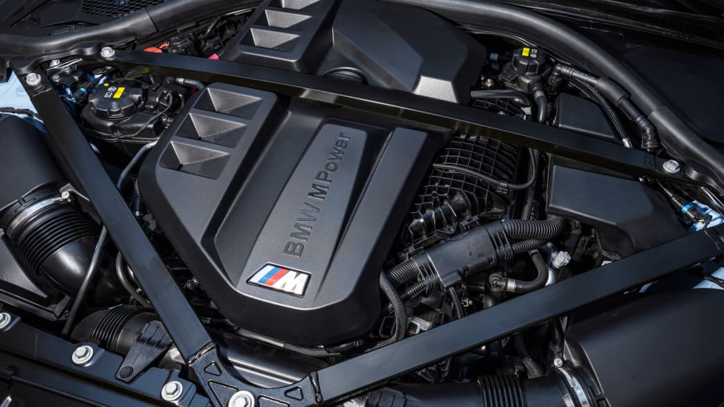Blick auf den Motor des BMW M2
