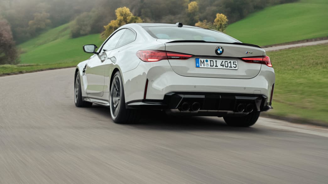 Heckansicht eines fahrenden BMW M4 nach Facelift