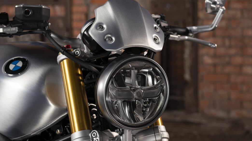 Lenkrad, Stoßdämpfer und Scheinwerfer des Motorrades BMW R nine T