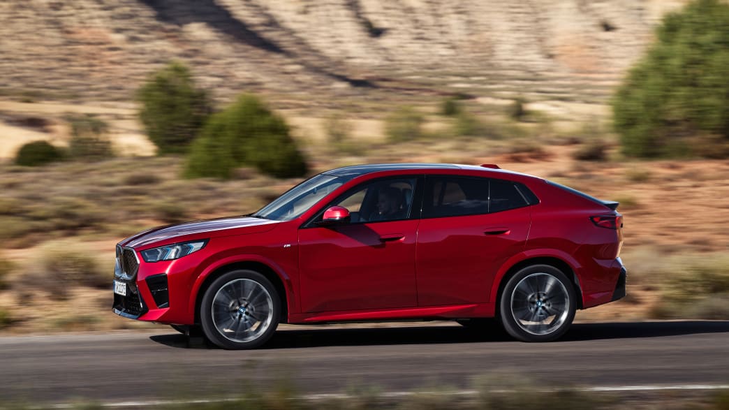 Seitenansicht eines fahrenden BMW X2