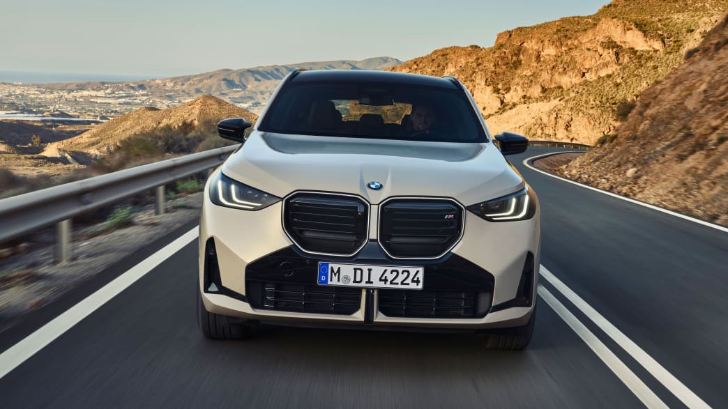 Frontansicht eines fahrenden BMW X3