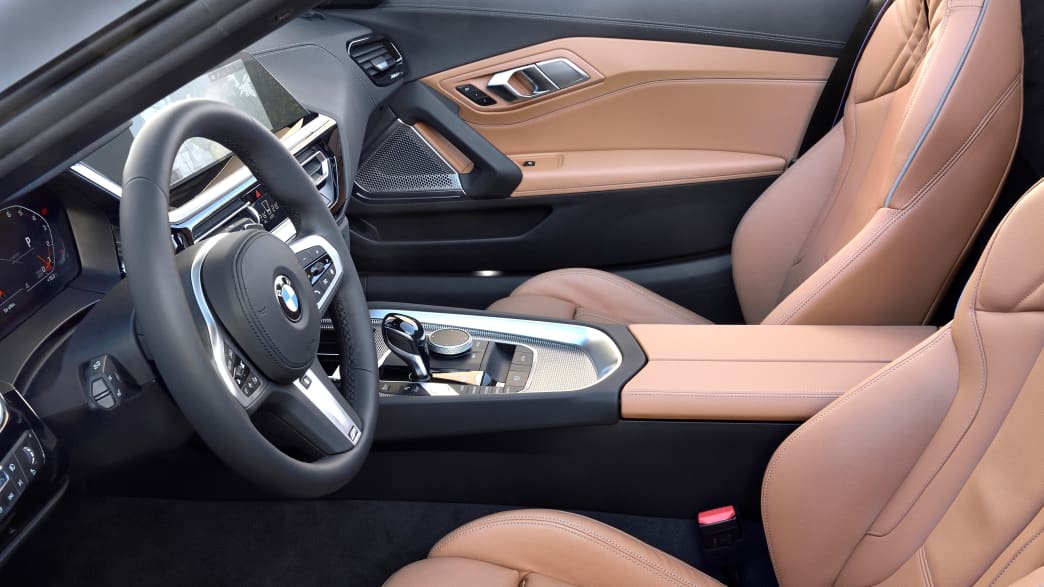 Blick auf den vorderen Innenraum des BMW Z4 Models von 2018