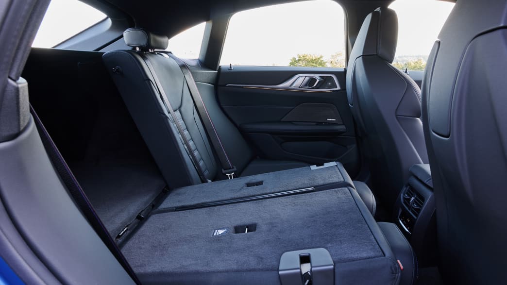 Die umgeklappte Rücksitzband des neuen BMW i40 M50
