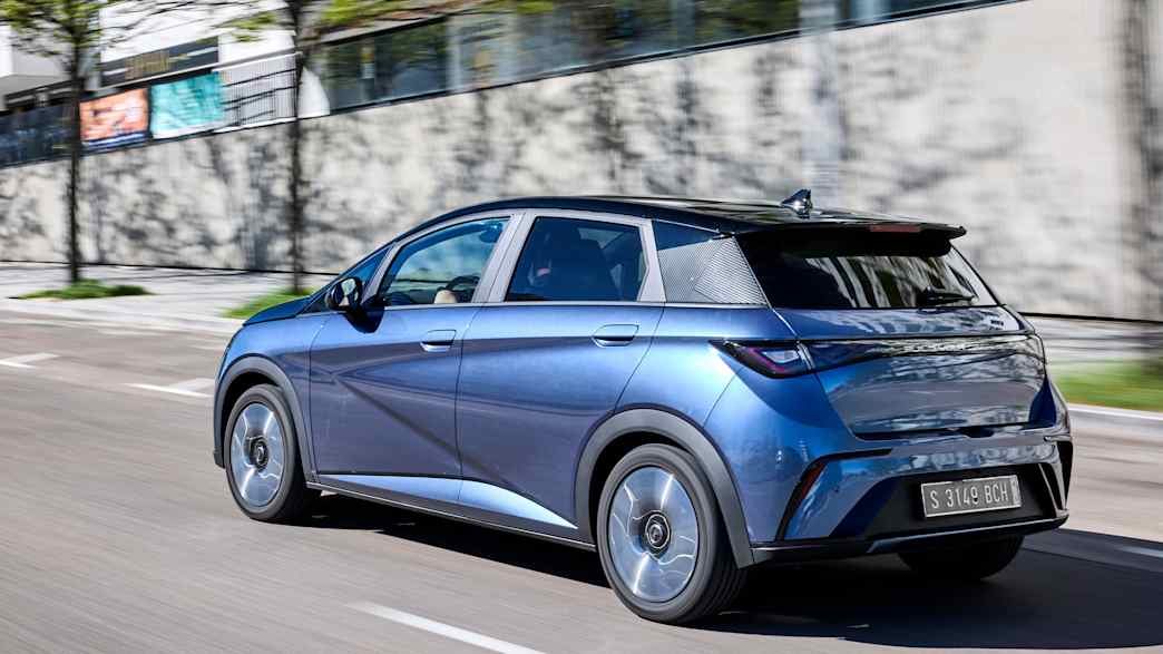 Fahraufnahme des BYD Dolphin schräg von hinten