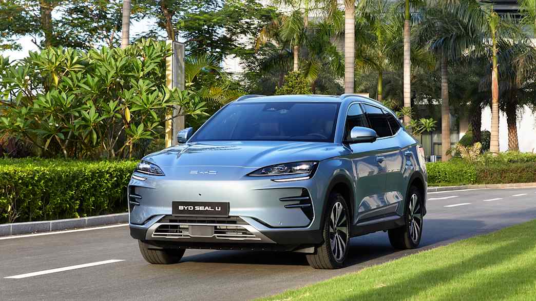 Fronansicht eines fahrenden BYD Seal U
