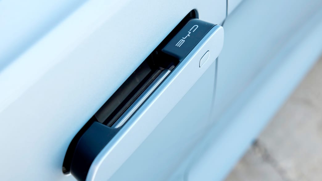 Detailaufnahme des Türgriffs des BYD Seal