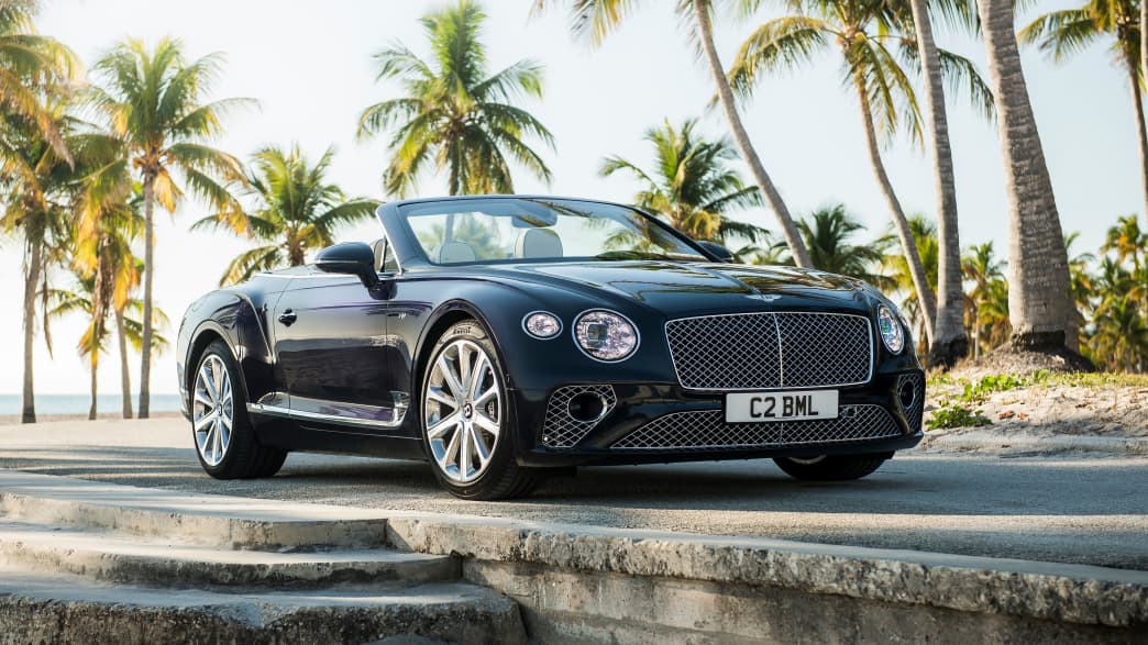 Front und SEitenansicht eines stehenden Bentley Continental Convertible