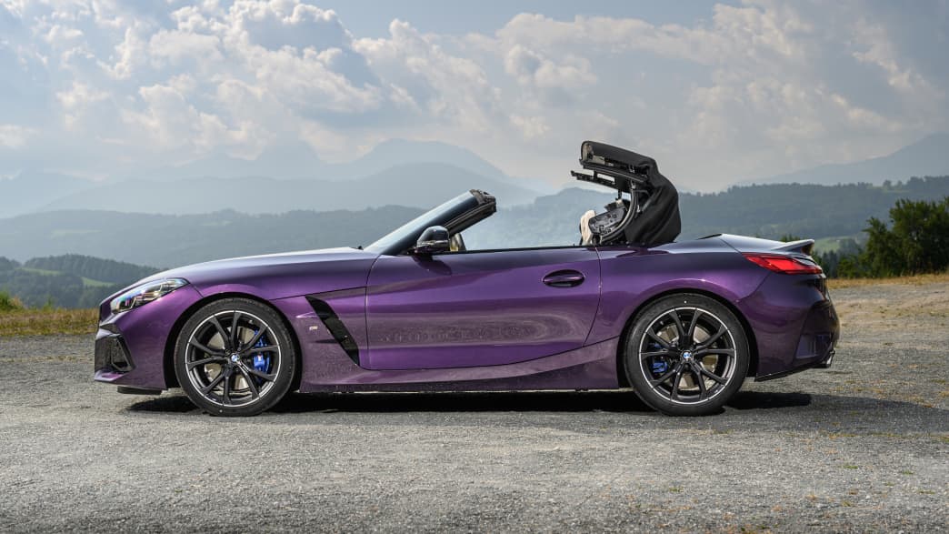 Seitenansicht eines BMW Z4 m40i mit offenem Verdeck
