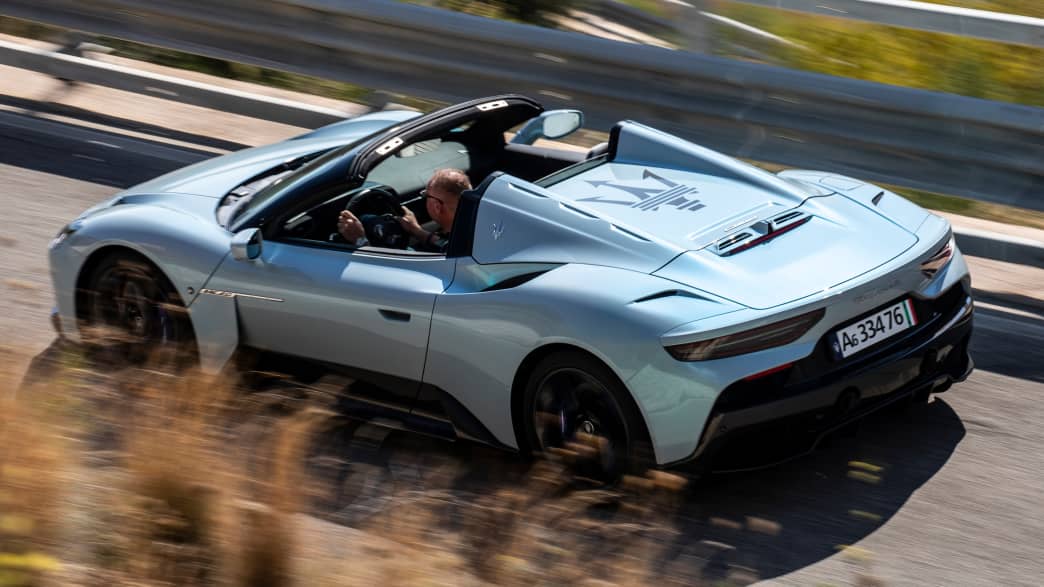 Der Maserati Cielo Cabrio fahrend von oben