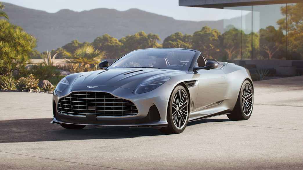 Frontansicht eines stehenden Aston Martin DB12 Volante